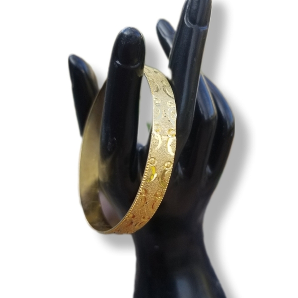 VINTAGE GOLDPLATED BANGLE BRACELET WITH DIAMOND CUT DESIGN DETAIL - Picture 2 of 6